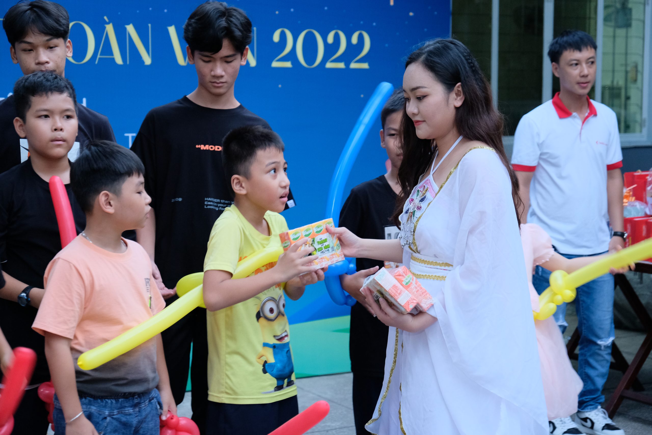 Chị Hằng trao quà cho các em nhỏ tại Mái Ấm Tân Bình